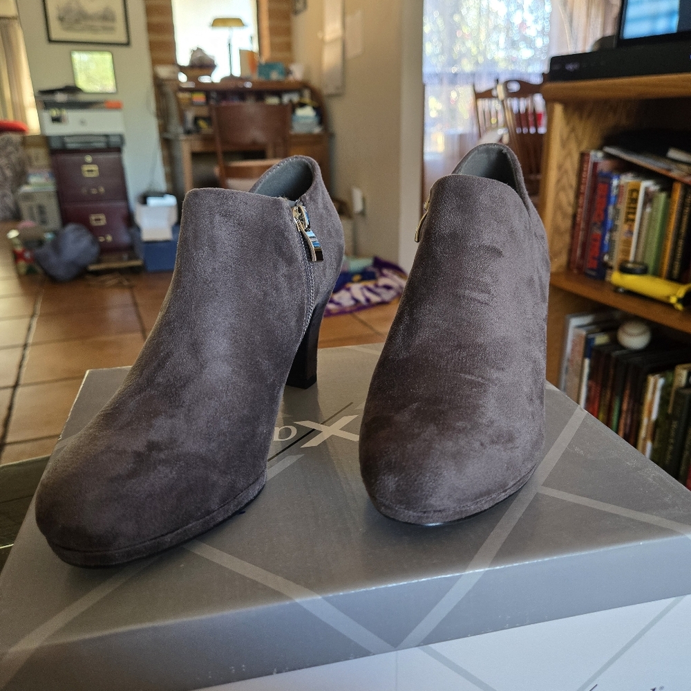 X-Appeal Grey Ankle Boots
